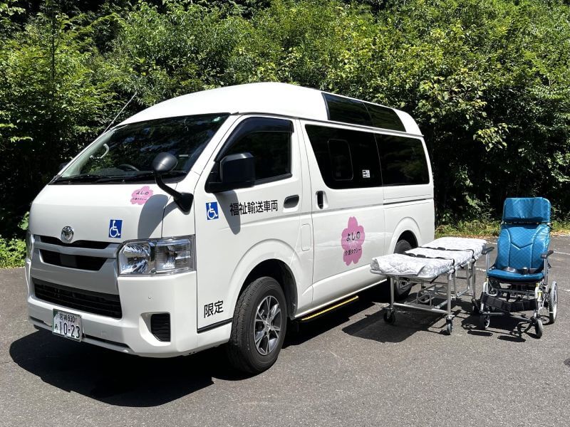 介護車両ハイエースとリクライニング車いす、ストレッチャー