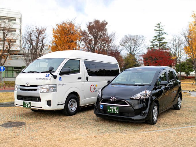 介護車両ハイエースとシエンタ