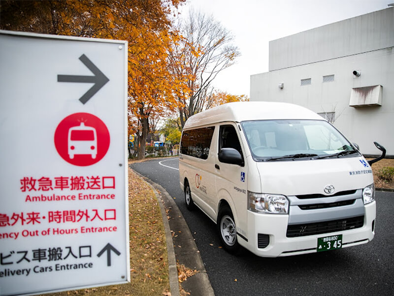 救急入口の介護車両ハイエース