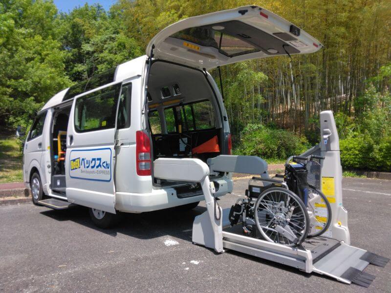 介護車両ハイエースリフト乗降中