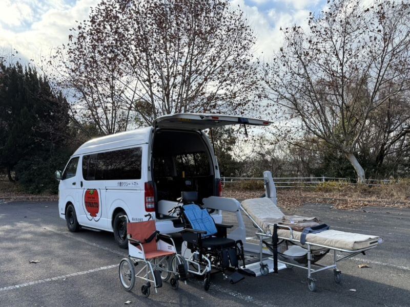介護車両ハイエースと車いす・リクライニング車いす・ストレッチャー