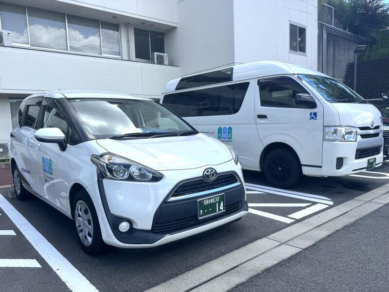 介護車両ハイエースとシエンタ