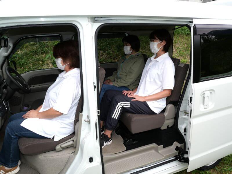 介護車両エブリイ車内と同乗者