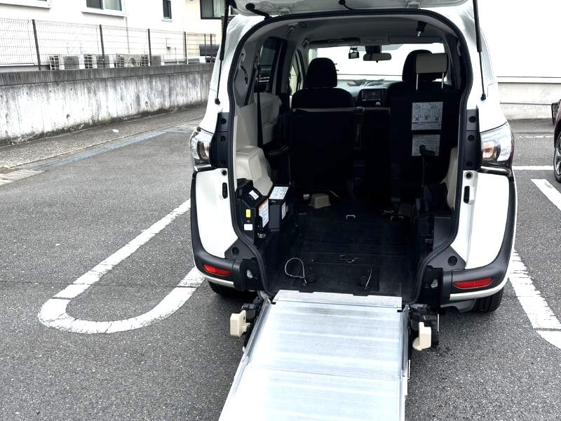 介護車両シエンタスロープ