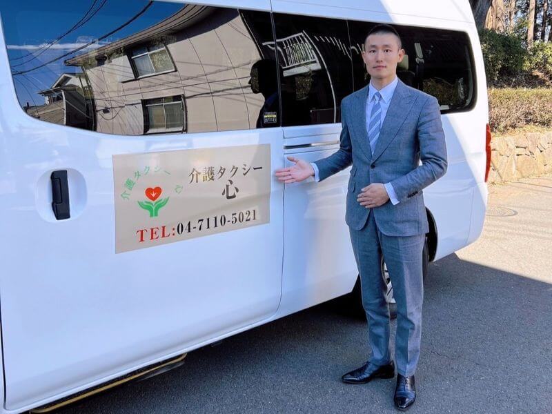 車体ロゴとドライバー