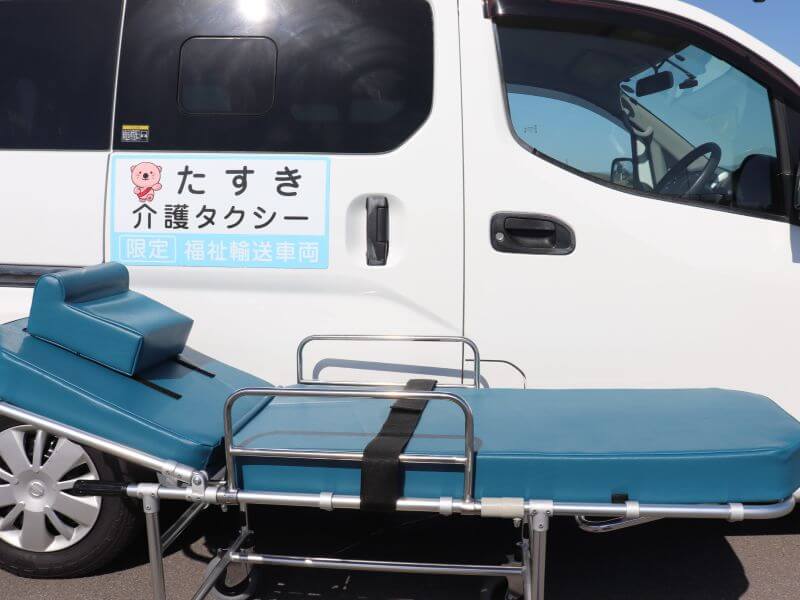 介護車両バネットとストレッチャー