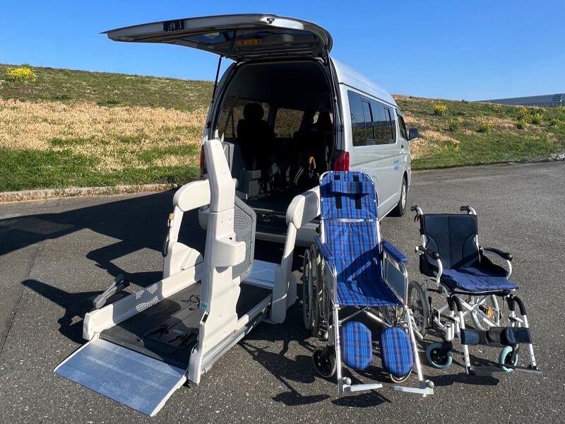 介護車両ハイエース後部と機材