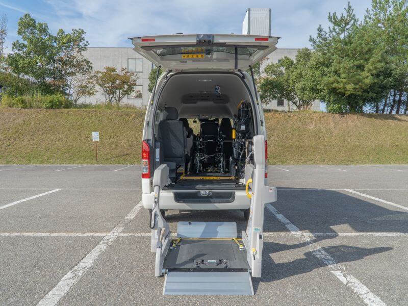 介護車両ハイエース後部リフト