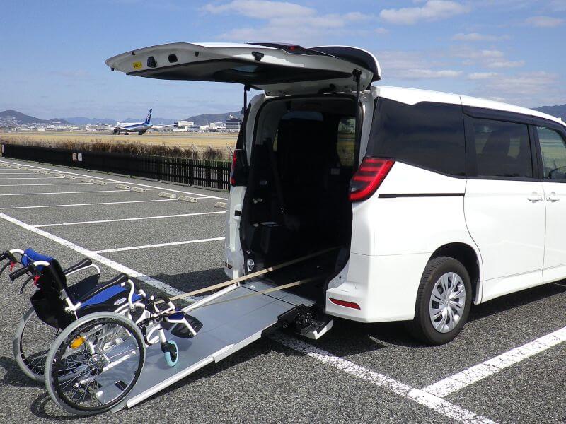 介護車両ノアスロープと車いす