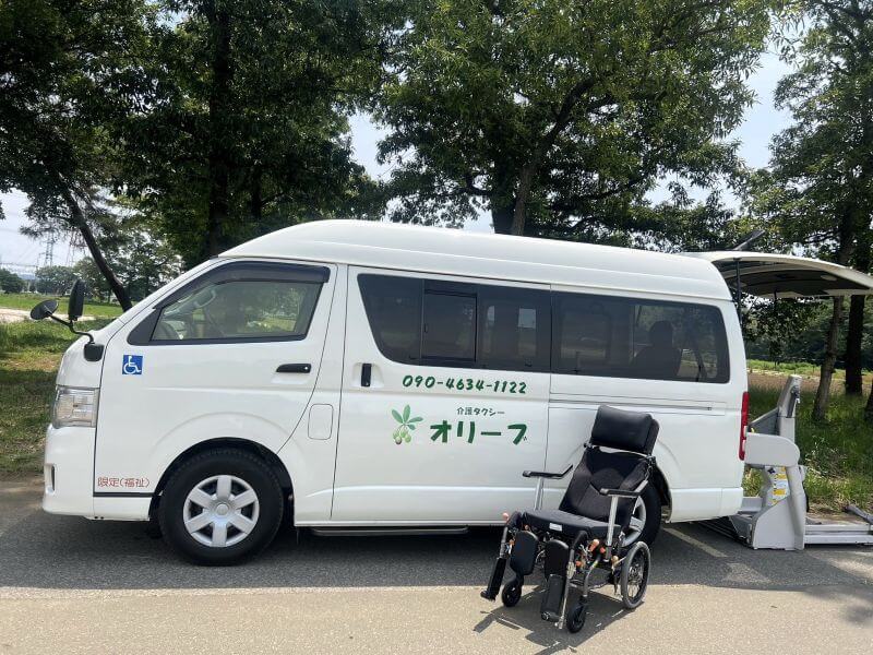 介護車両ハイエースとリクライニング車いす