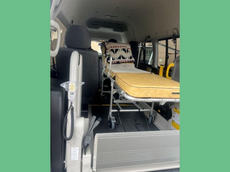 介護車両ハイエースストレッチャー乗車時