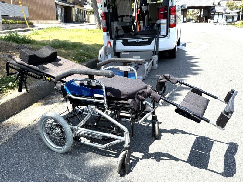 介護車両キャラバンとリクライニング車いす