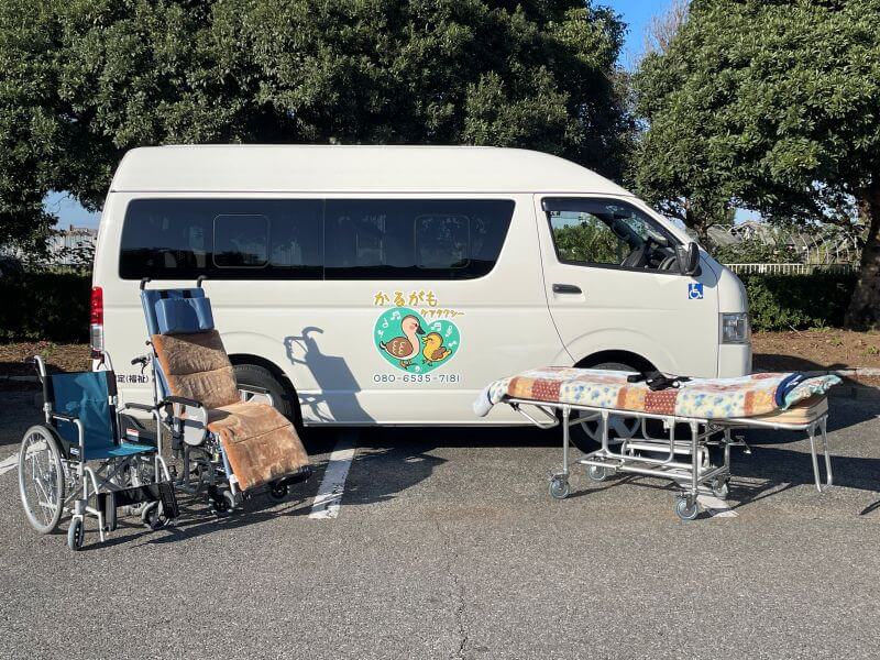 介護車両ハイエースと車いす・リクライニング車いす・ストレッチャー