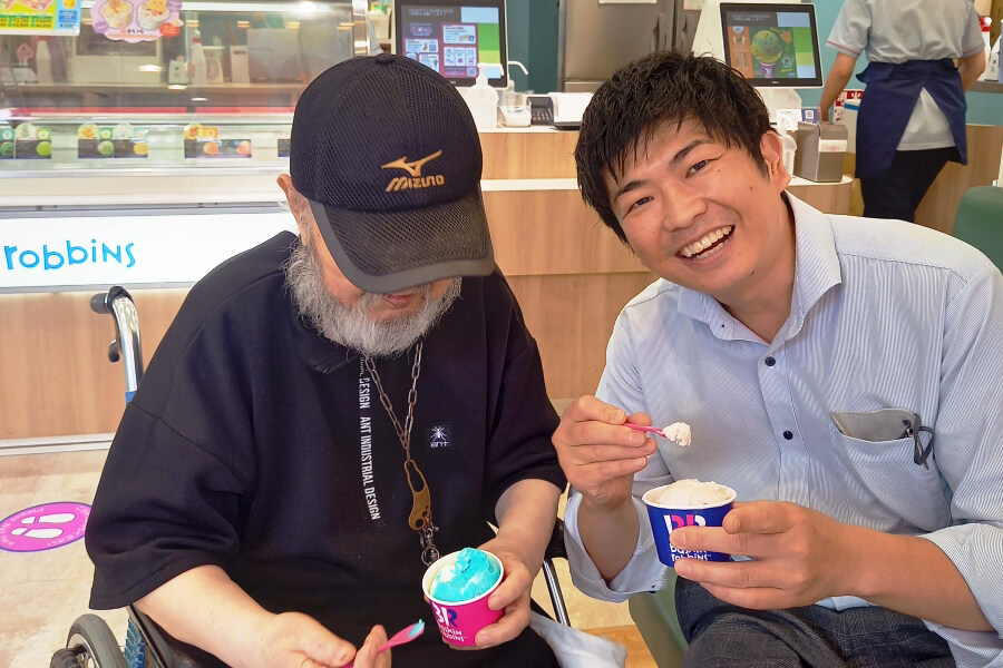 お客様とアイスを食べる宮本さん