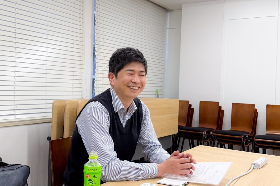 笑顔で答える宮本さん