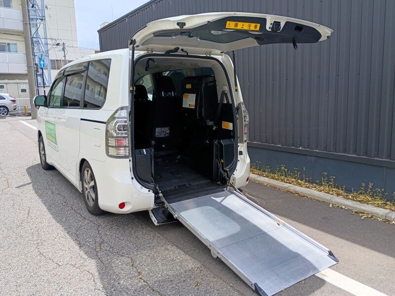 介護車両ヴォクシースロープ
