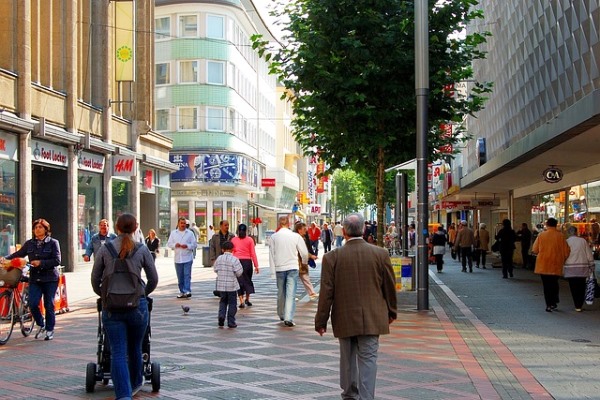 歩行者天国の商店街