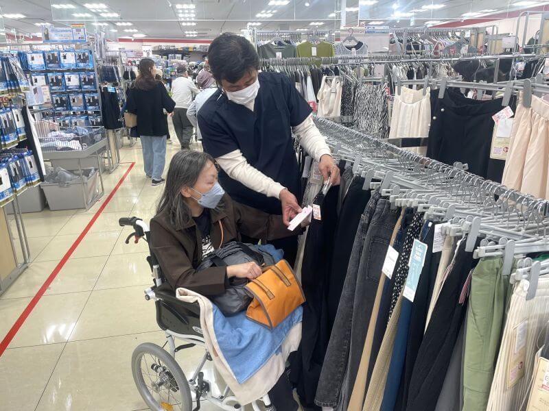 買い物介助中