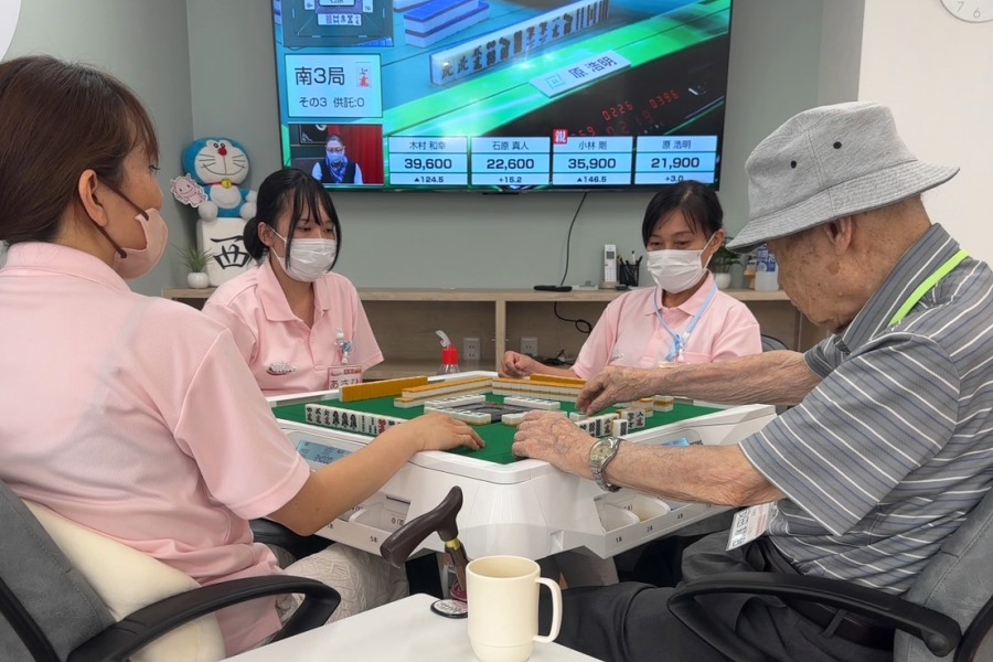 スタッフ3人と利用者で麻雀