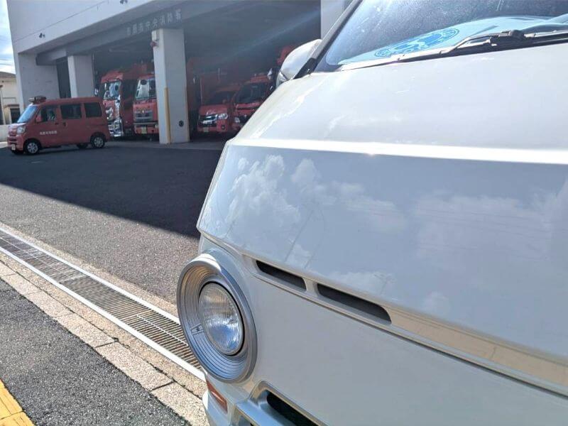 介護車両ハイエースと消防車