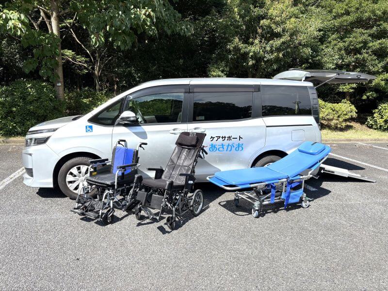 介護車両ヴォクシーと車いす・リクライニング車いす・ストレッチャー