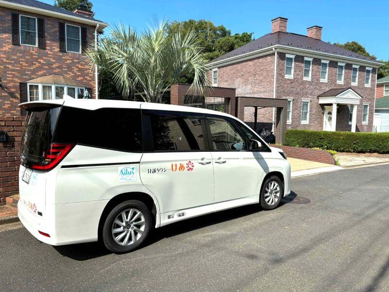 介護車両ノア、けあ楽とアイラスの車体ステッカー