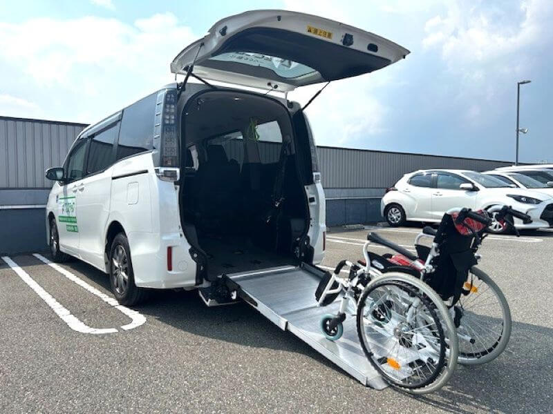 介護車両ヴォクシー車いす乗降
