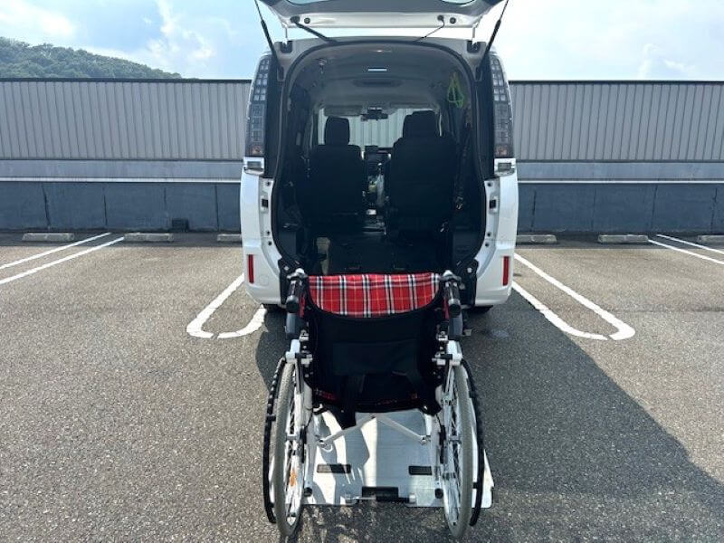 介護車両ヴォクシー後部車いす乗降