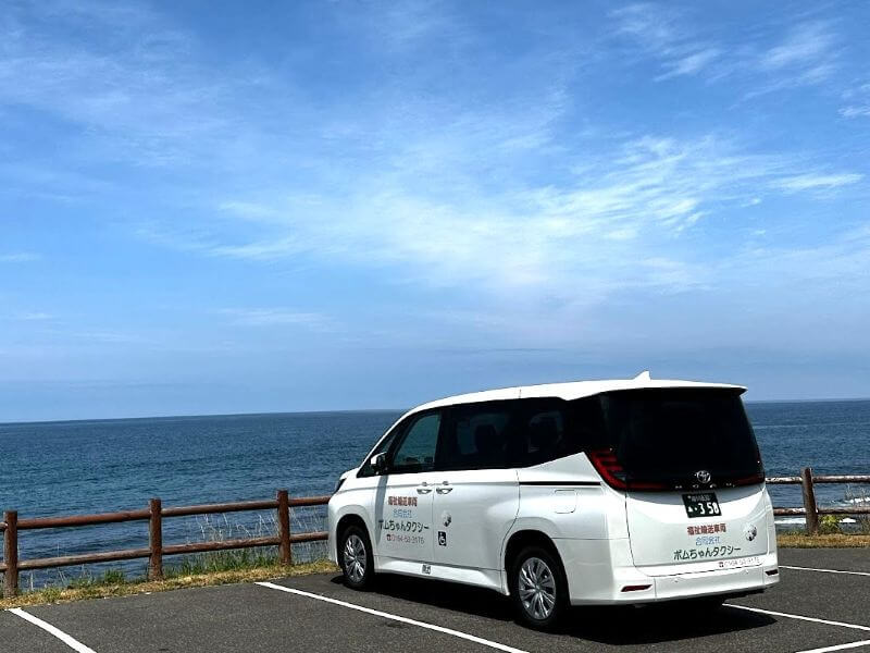 介護車両ノアと晴れた海