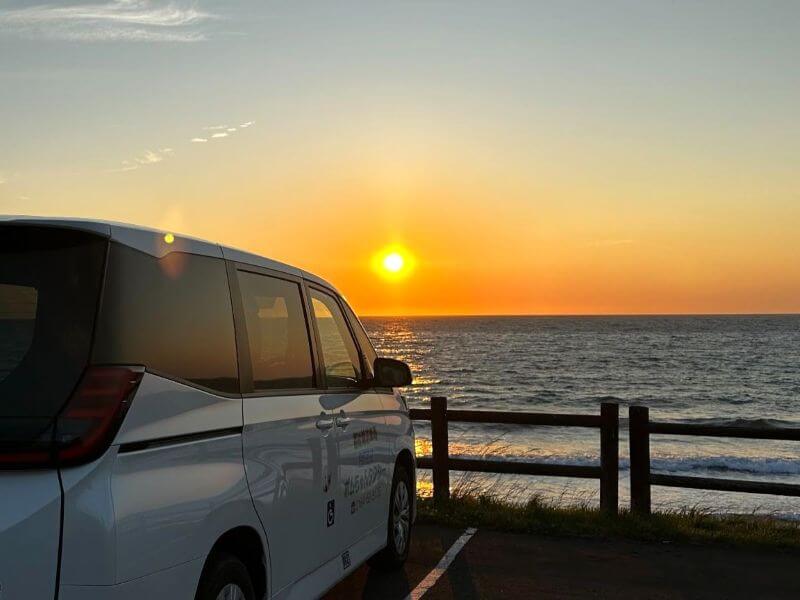 介護車両ノアと夕日
