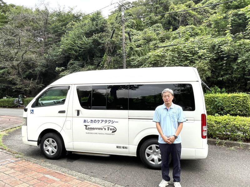 ハイエースとドライバー大野さん