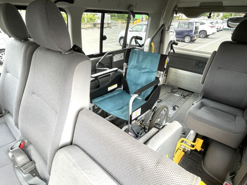介護車両ハイエース車内