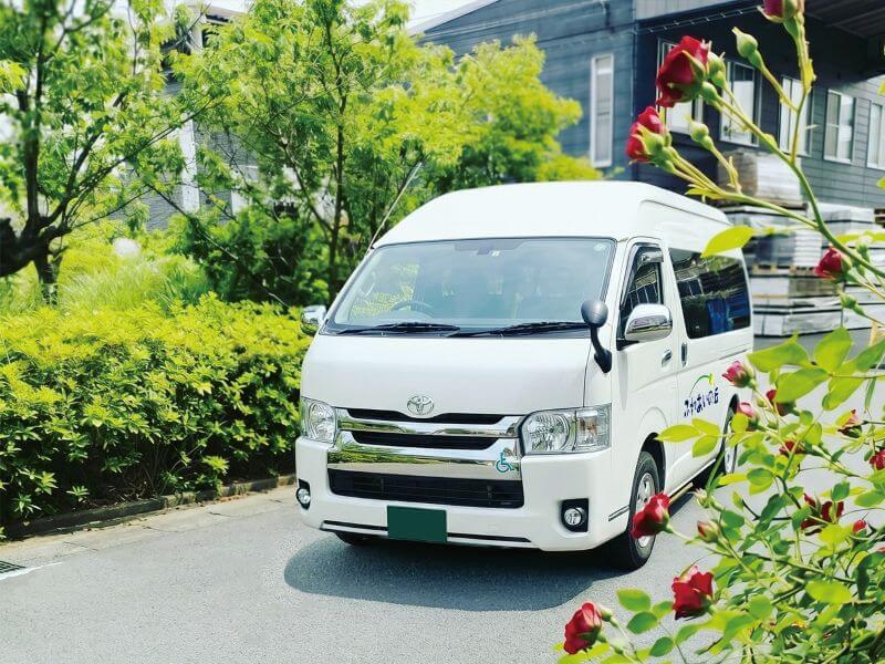 ハイエースと花