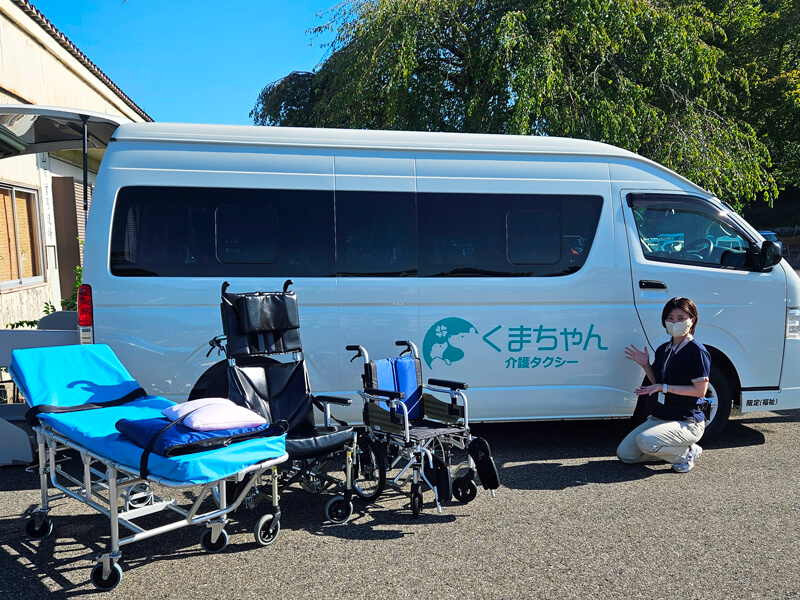 介護車両ハイエースと車いす・リクライニング車いす・ストレッチャー、ドライバー