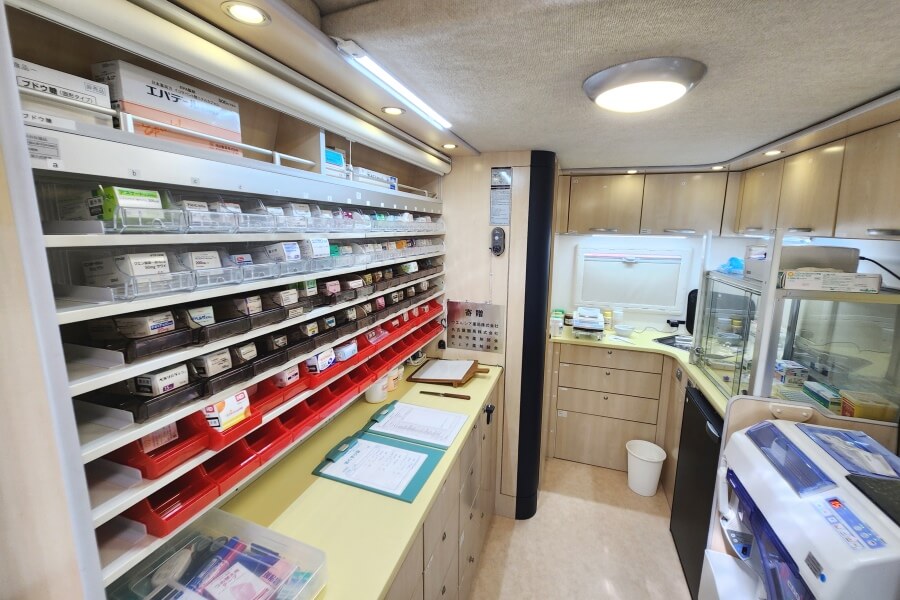 モバイルファーマシーの車内