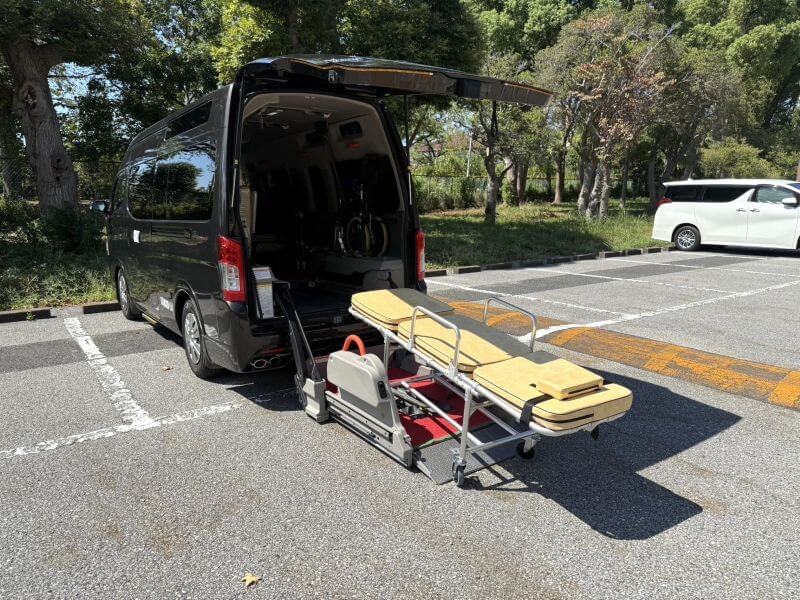 介護車両キャラバンストレッチャー乗車