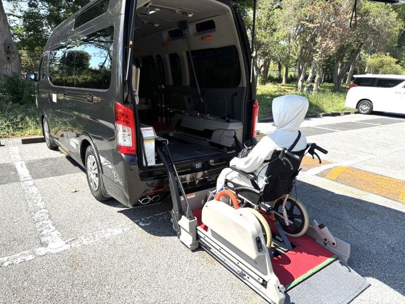 介護車両キャラバン車いす乗車
