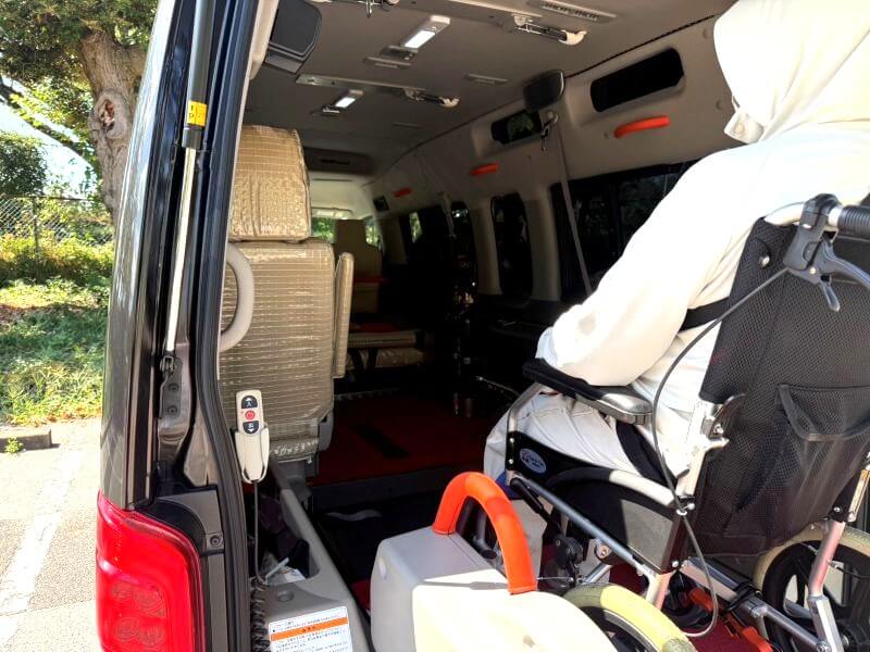 介護車両キャラバンリフト操作