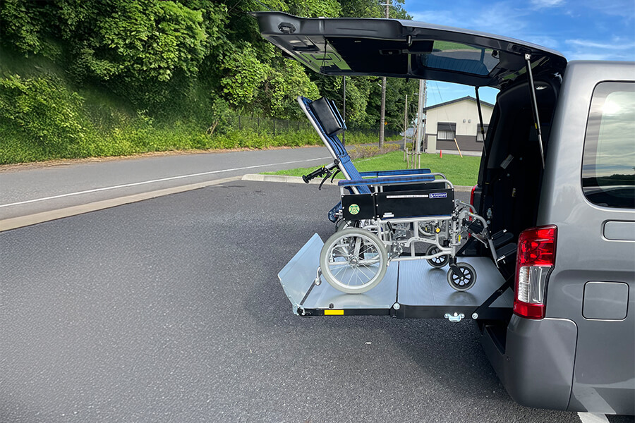 電動リフトと車いす