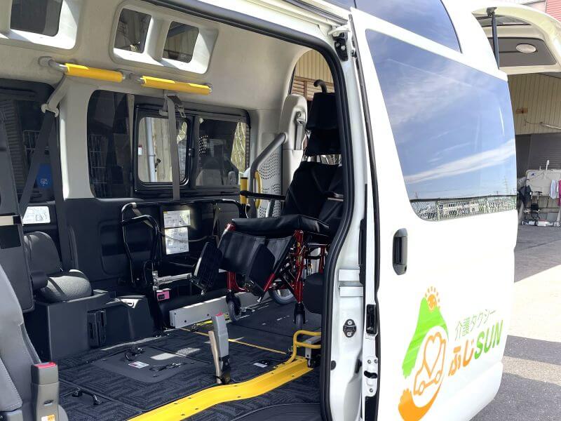 介護車両ハイエース車内