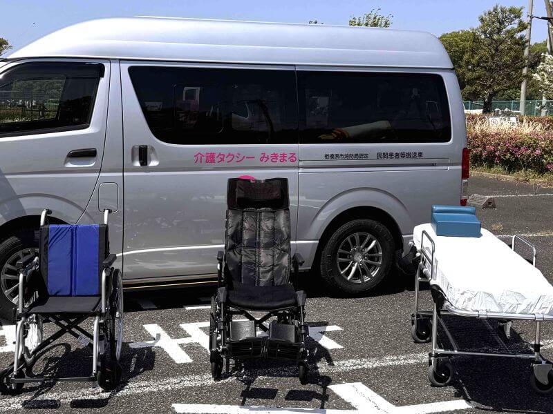 福祉車両ハイエースと車いす・リクライニング車いす・ストレッチャー