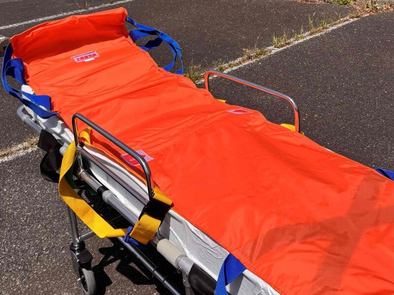 ストレッチャーと布担架