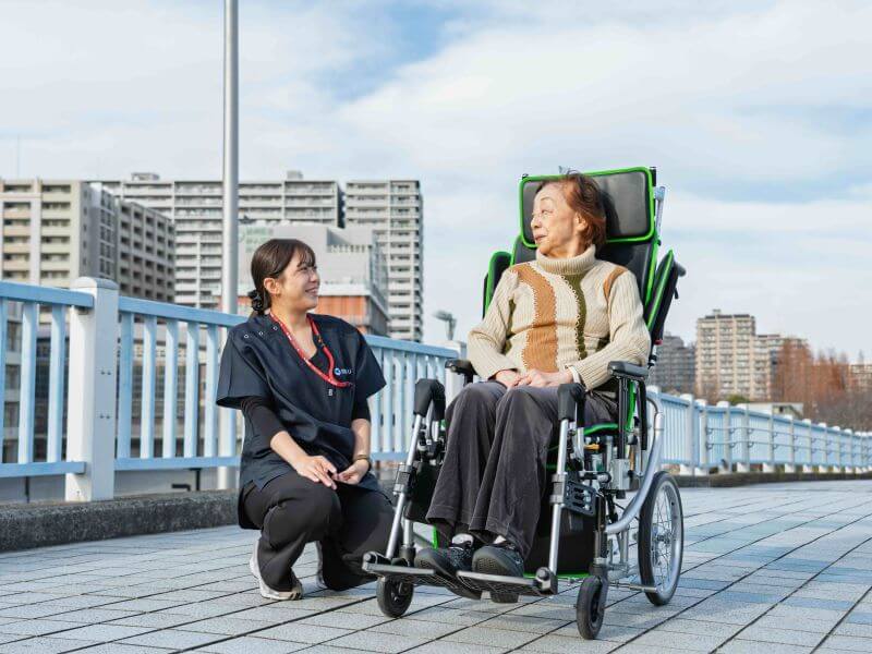 車いす利用者と語る介護士