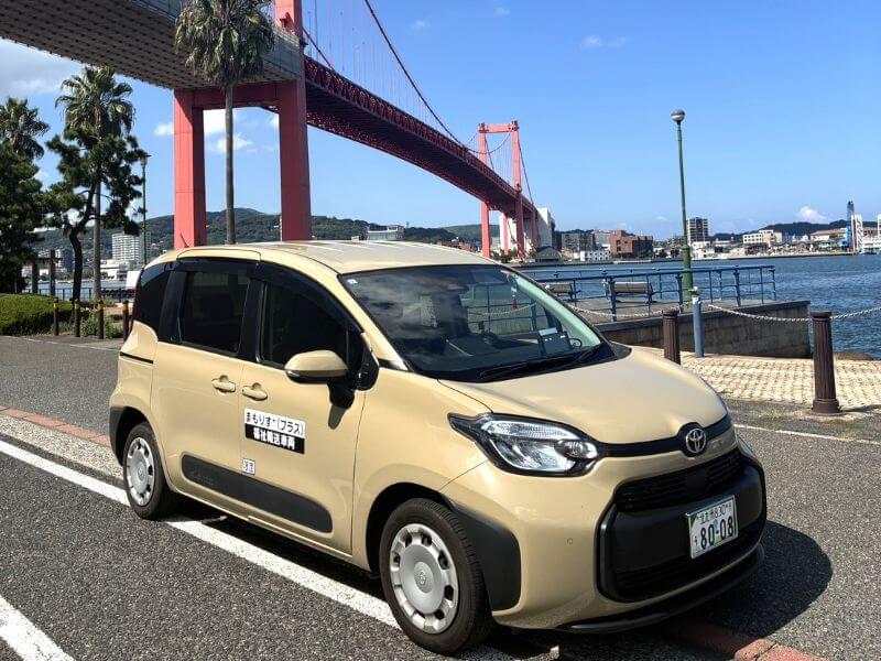 介護車両シエンタと赤い橋