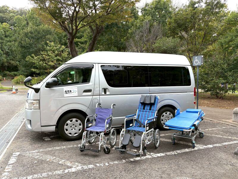 介護車両ハイエースと車いす・リクライニング車いす・ストレッチャー