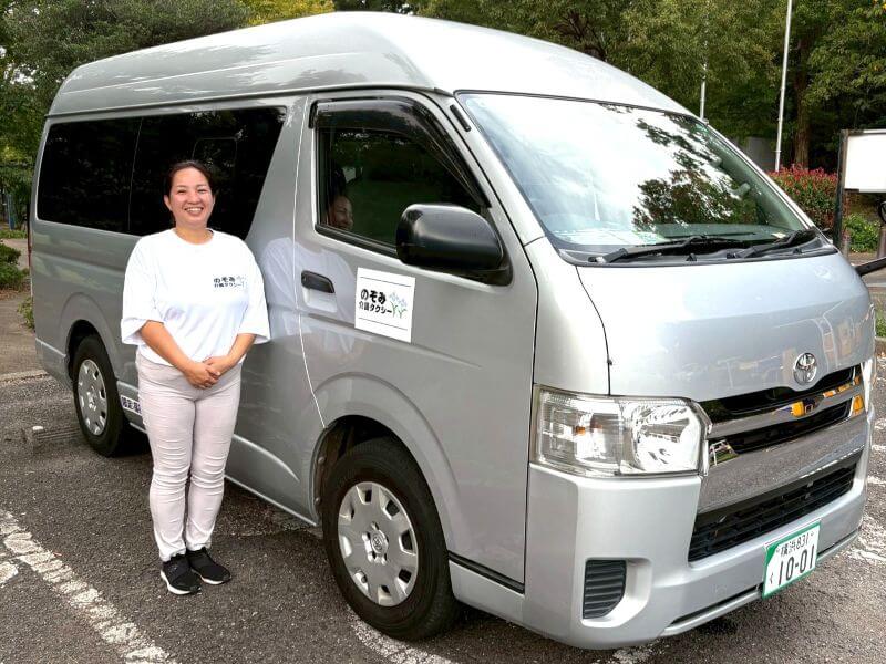 介護車両ハイエースとドライバー上田さん