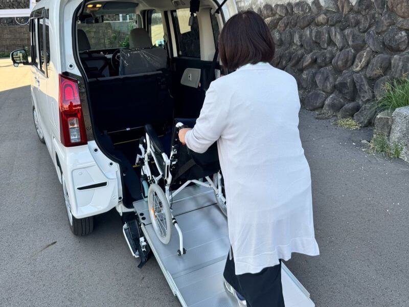 介護車両タントスロープ使用