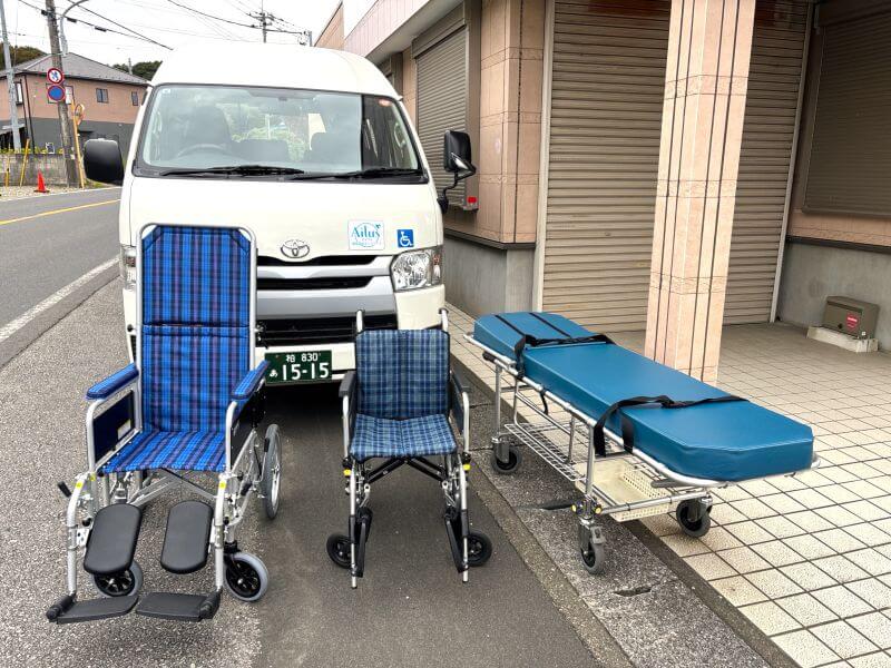 介護車両レジアスエースと車いす・リクライニング車いす・ストレッチャー