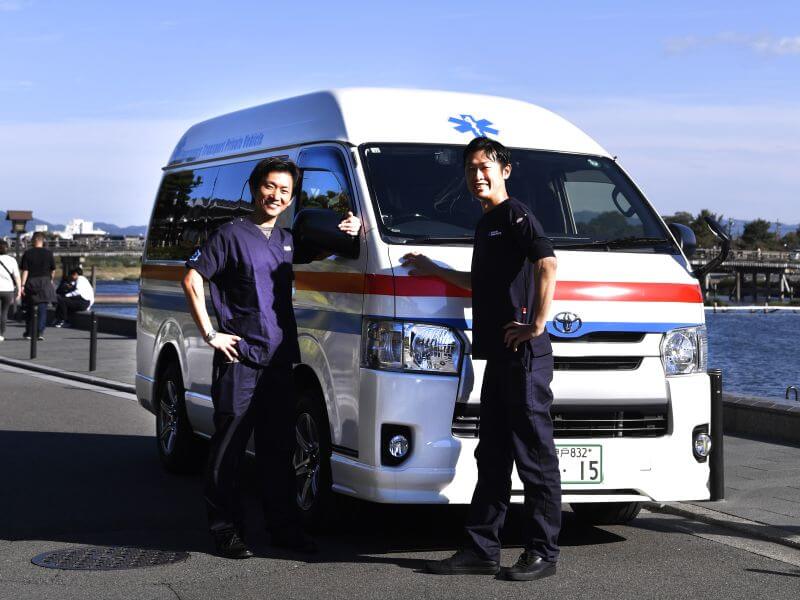 ハイエースと男性スタッフ2名