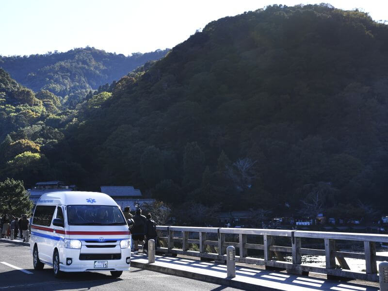 ハイエースと橋